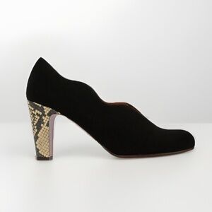 nib Chie Mihara ‘Komal’ Black Suede Scalloped Pumps - size 9.5